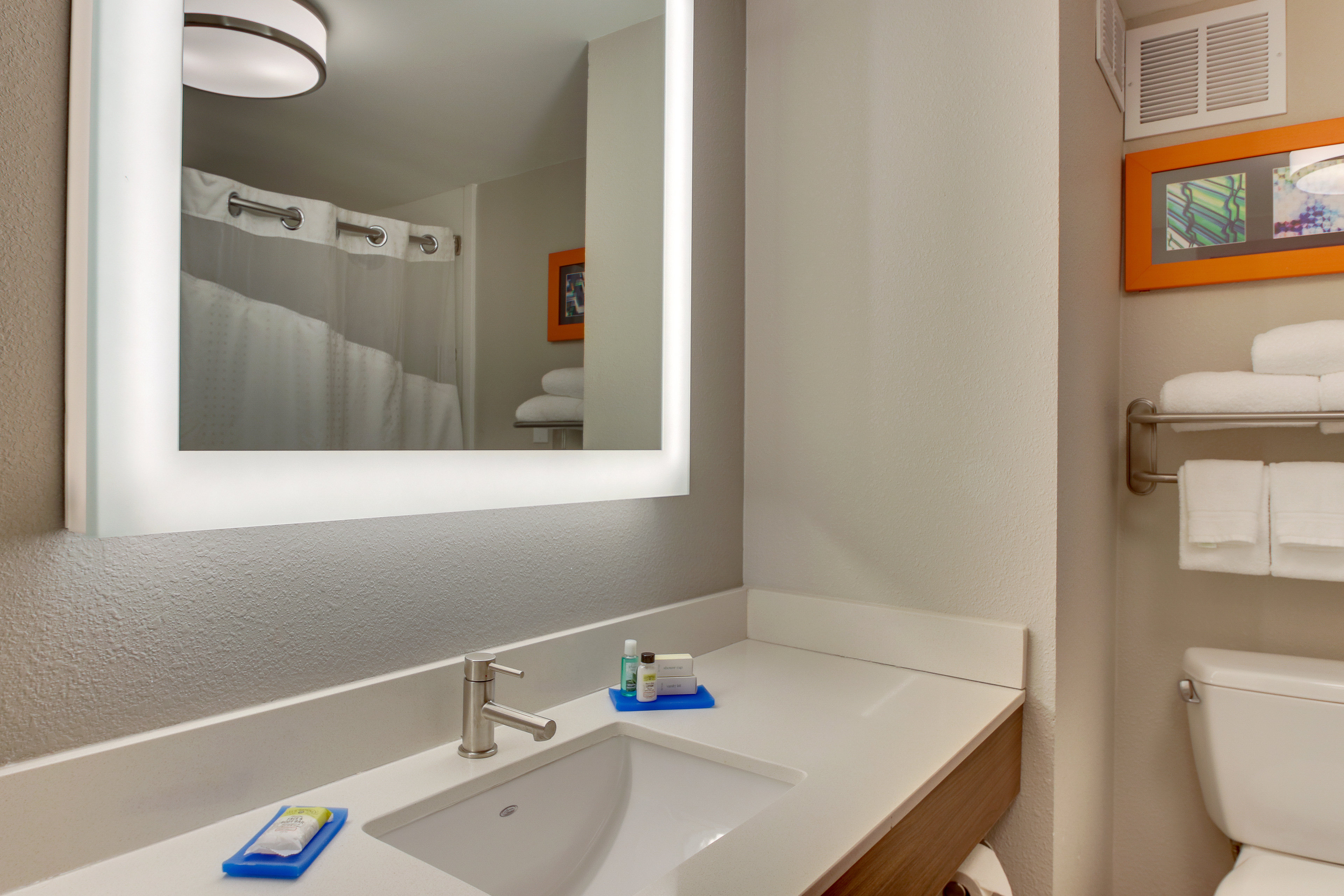 holiday inn express and suites atlanta n perimeter mall area