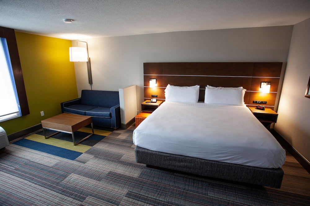 holiday inn express and suites atlanta n perimeter mall area