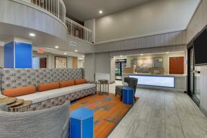 holiday inn express and suites atlanta n perimeter mall area