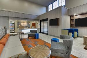 holiday inn express and suites atlanta n perimeter mall area