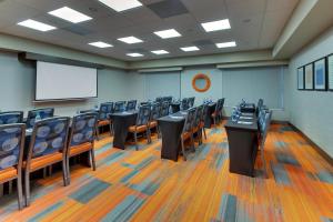 holiday inn express and suites atlanta n perimeter mall area
