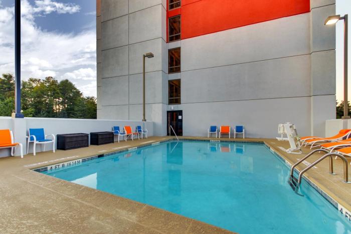 holiday inn express and suites atlanta n perimeter mall area