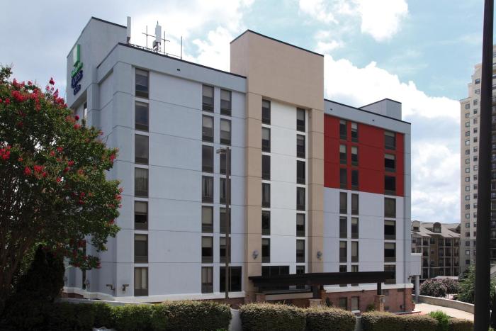 holiday inn express and suites atlanta n perimeter mall area