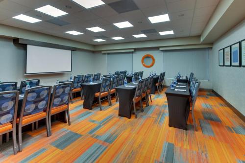 holiday inn express and suites atlanta n perimeter mall area