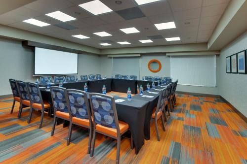 holiday inn express and suites atlanta n perimeter mall area