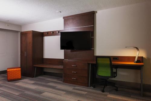 holiday inn express and suites atlanta n perimeter mall area