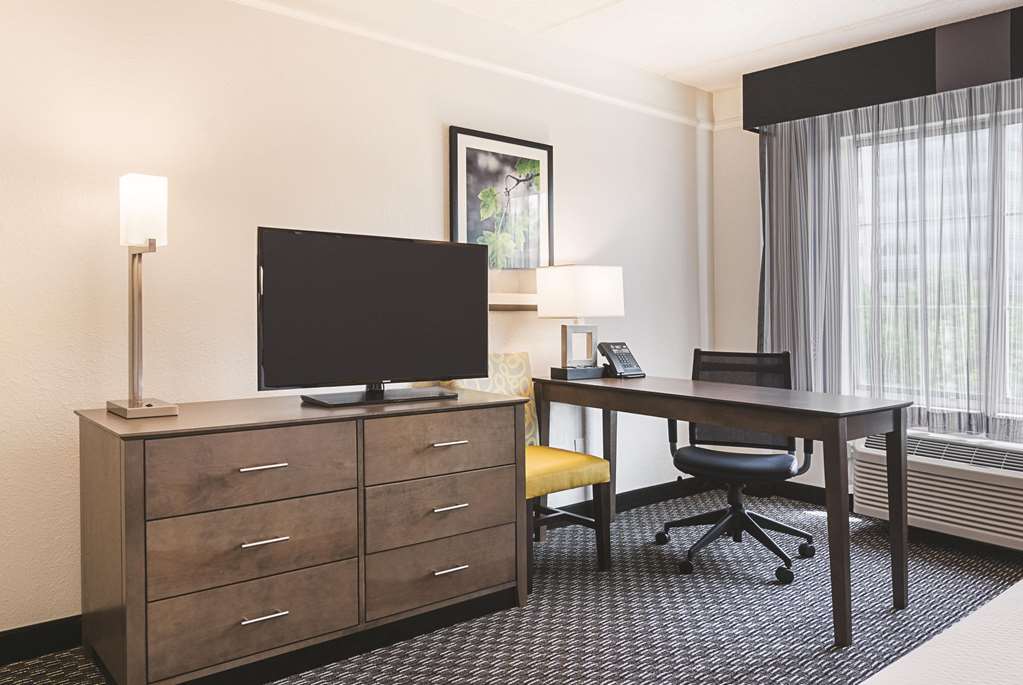 la quinta inn and suites by wyndham atlanta perimeter medical