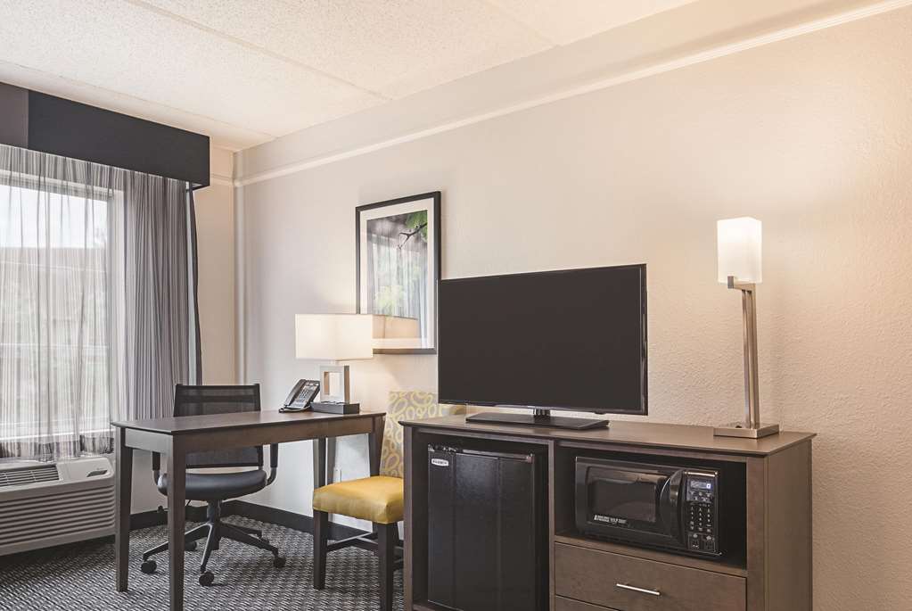 la quinta inn and suites by wyndham atlanta perimeter medical