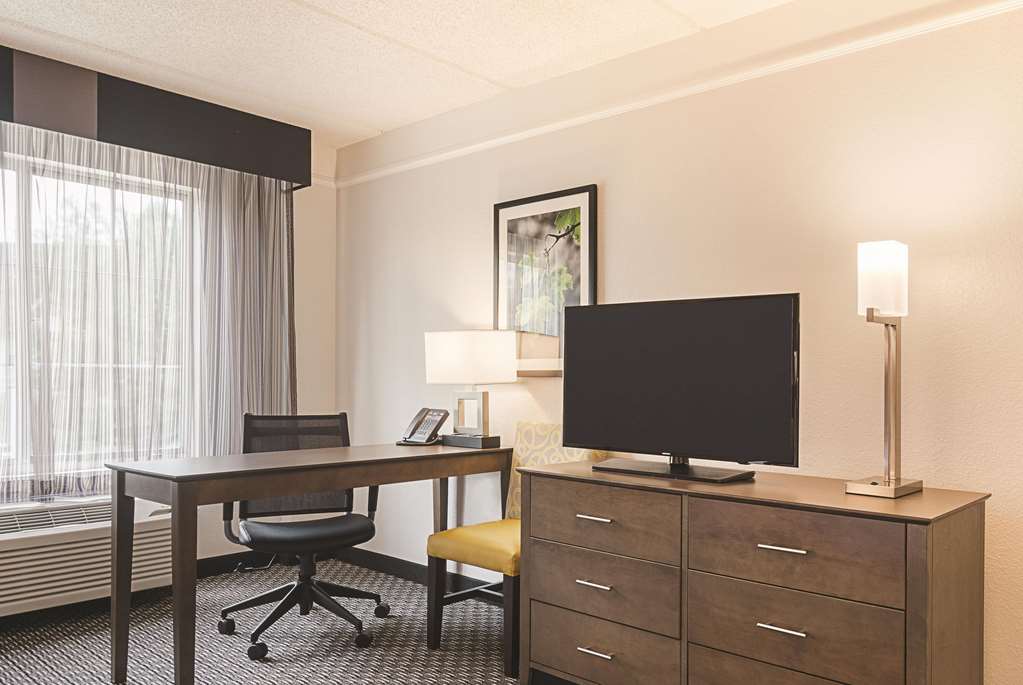 la quinta inn and suites by wyndham atlanta perimeter medical