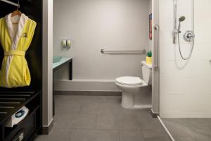 staypineapple hotel five downtown seattle