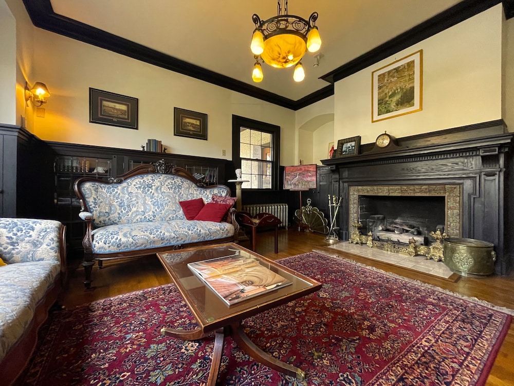 cecil bacon manor