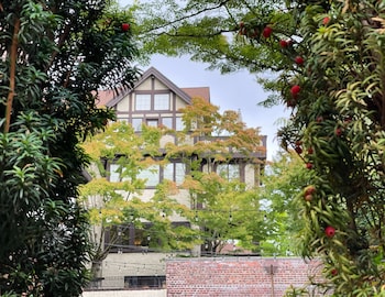cecil bacon manor