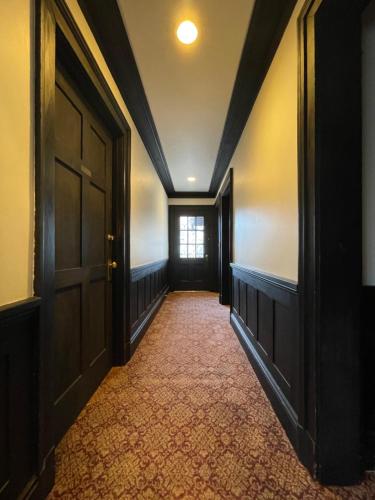 cecil bacon manor