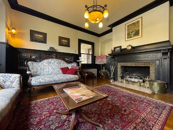 cecil bacon manor