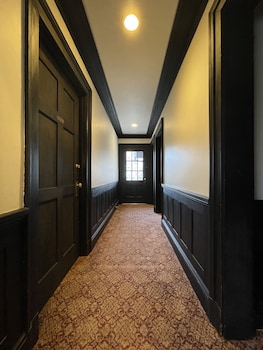 cecil bacon manor