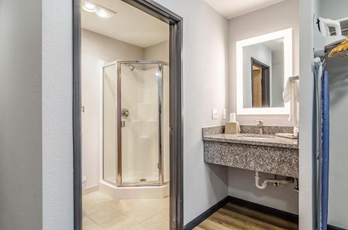 red lion inn and suites des moines
