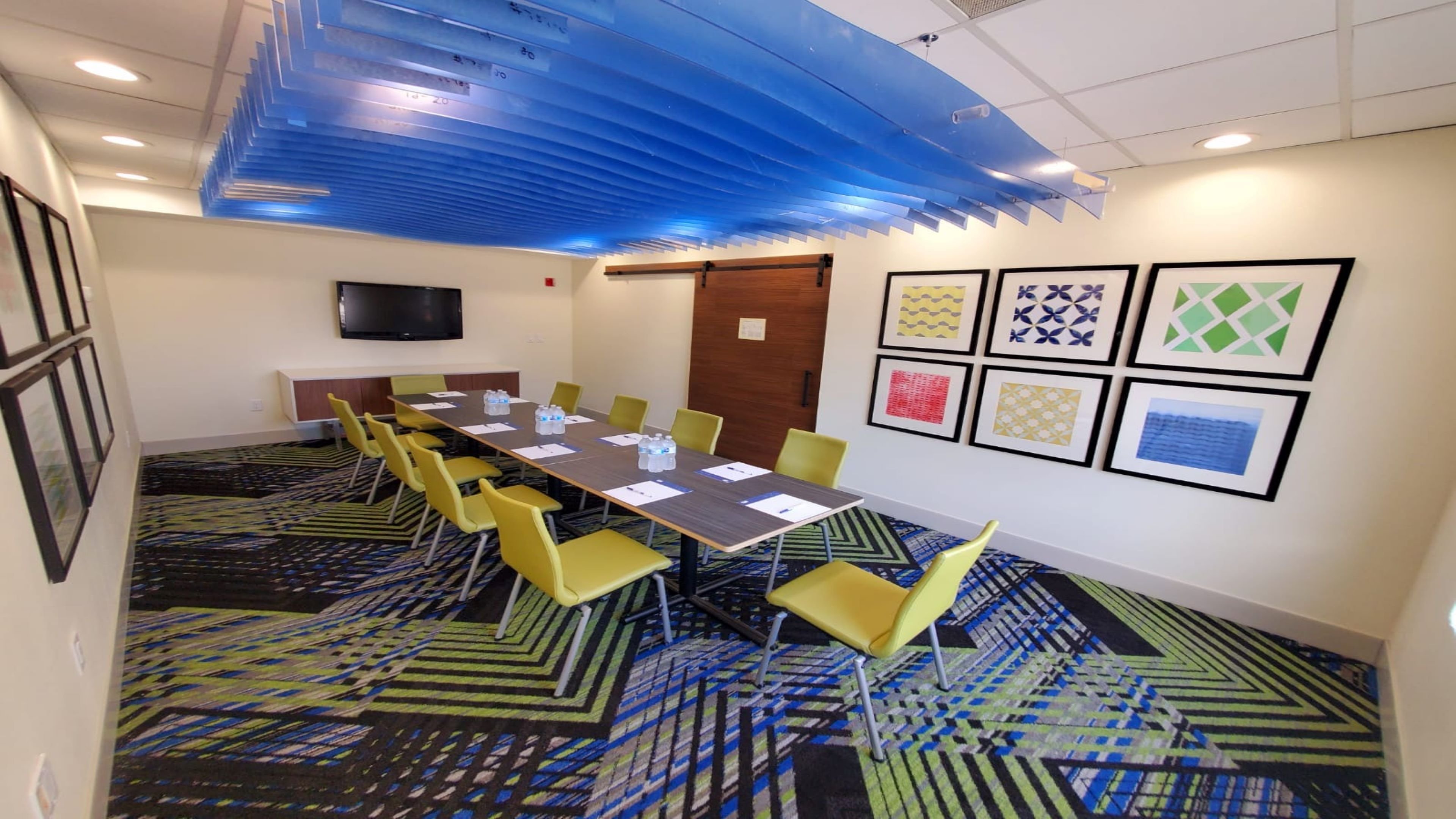 holiday inn express and suites arlington north stadium area
