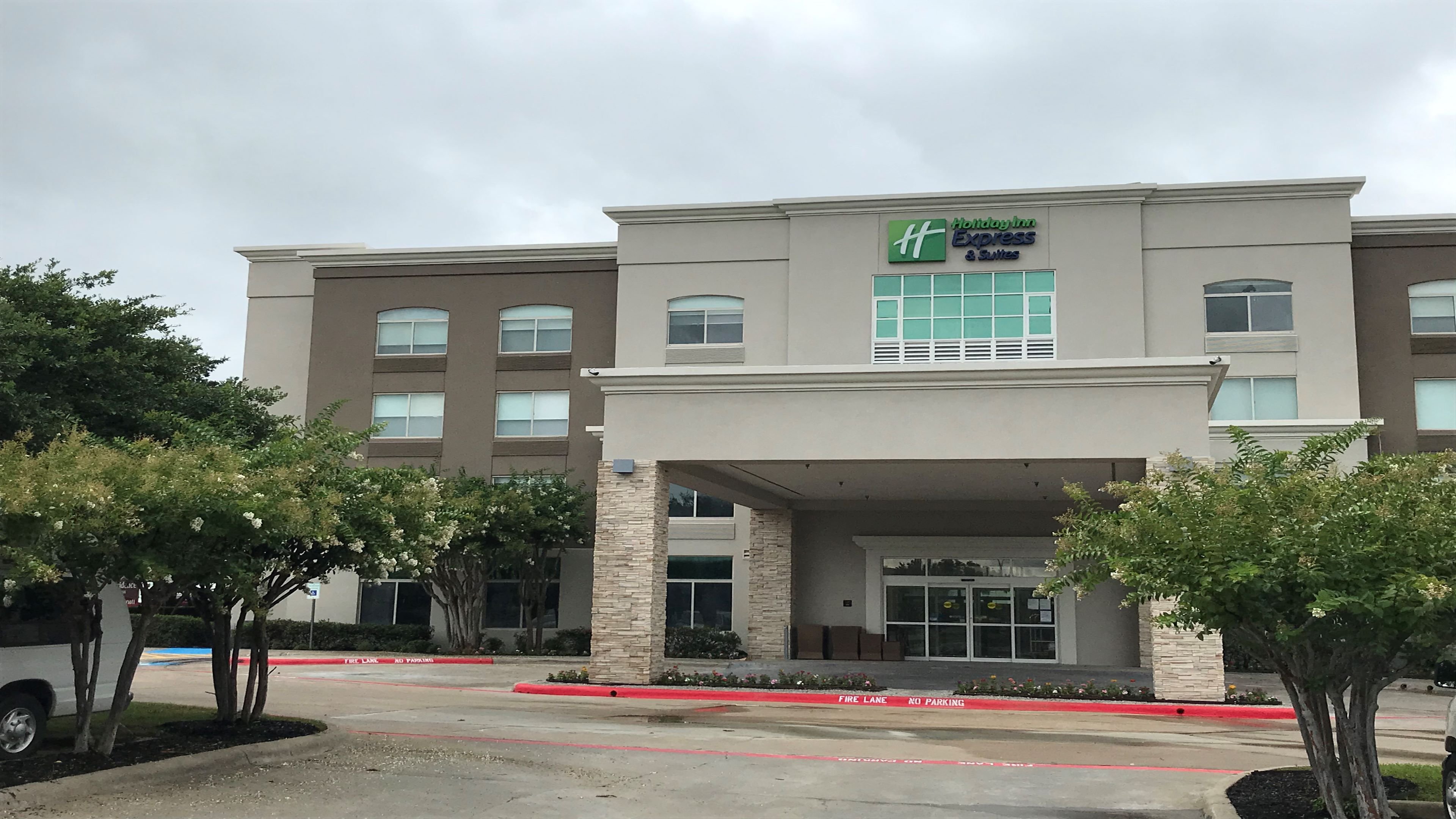 holiday inn express and suites arlington north stadium area