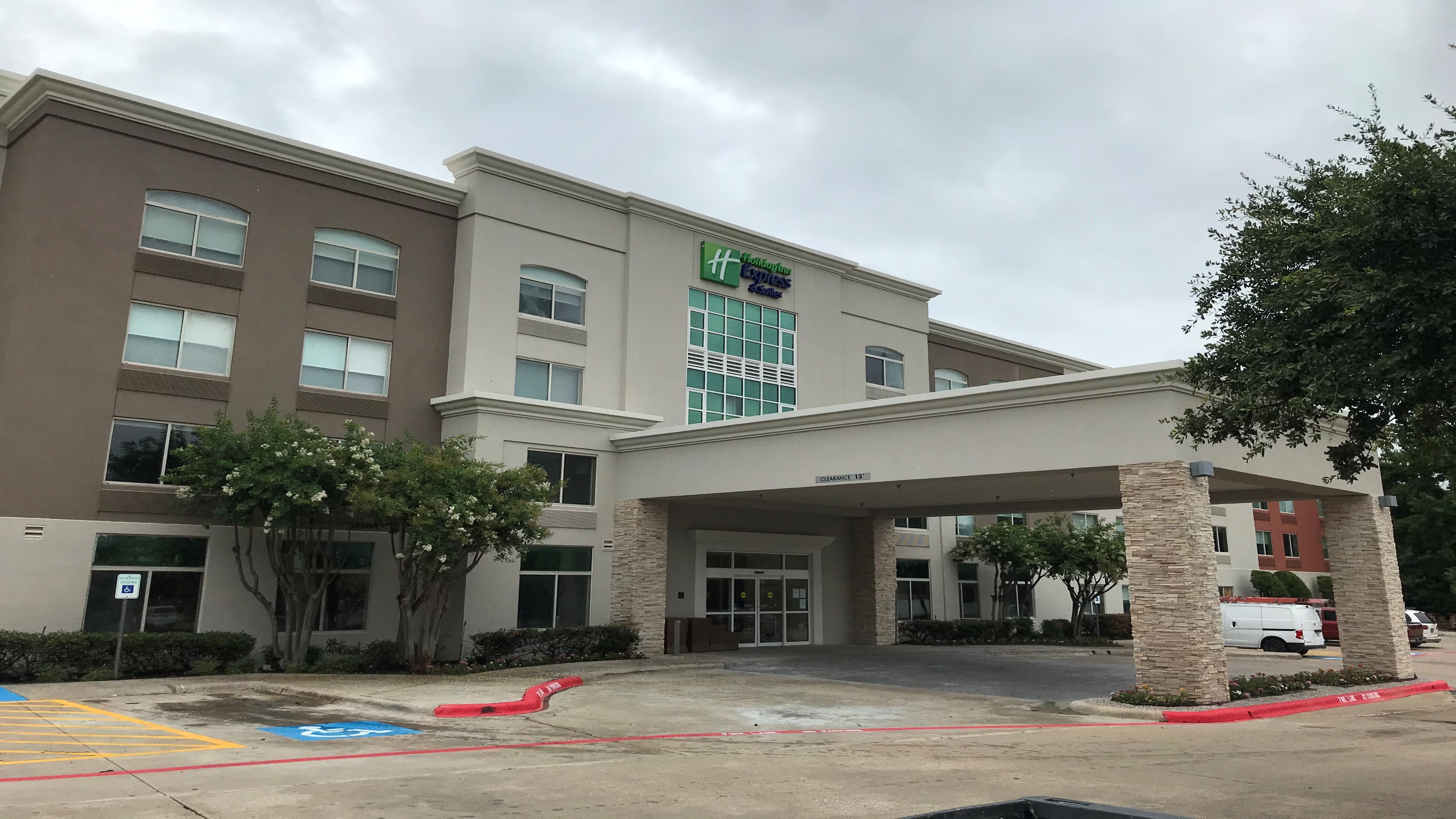 holiday inn express and suites arlington north stadium area