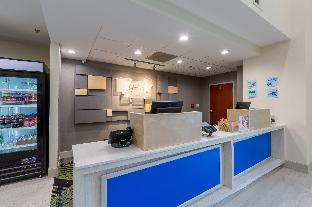 holiday inn express and suites arlington north stadium area