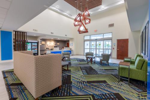 holiday inn express and suites arlington north stadium area