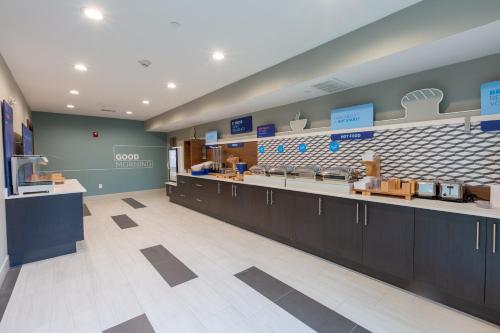 holiday inn express and suites arlington north stadium area