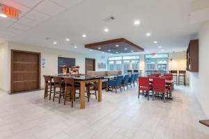 holiday inn express and suites arlington north stadium area