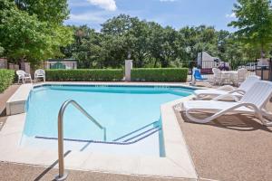 holiday inn express and suites arlington north stadium area