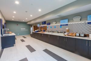 holiday inn express and suites arlington north stadium area