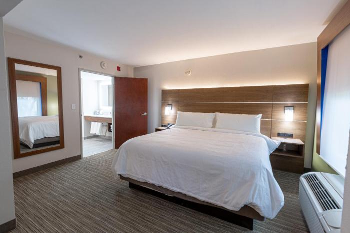 holiday inn express and suites arlington north stadium area