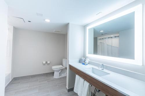 holiday inn express and suites arlington north stadium area