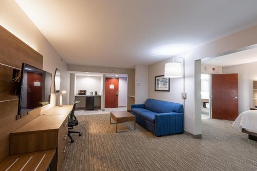 holiday inn express and suites arlington north stadium area