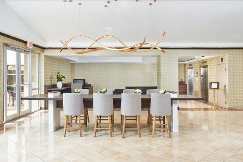 doubletree by hilton dallas market center