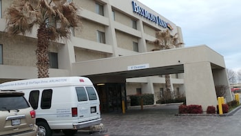 baymont by wyndham arlington at six flags dr