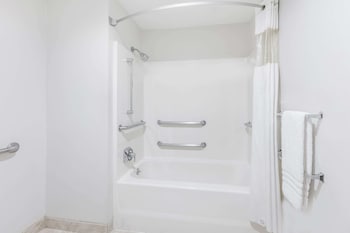 baymont by wyndham arlington at six flags dr