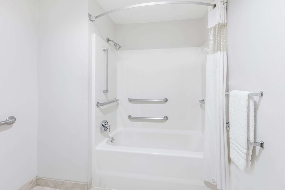 baymont by wyndham arlington at six flags dr