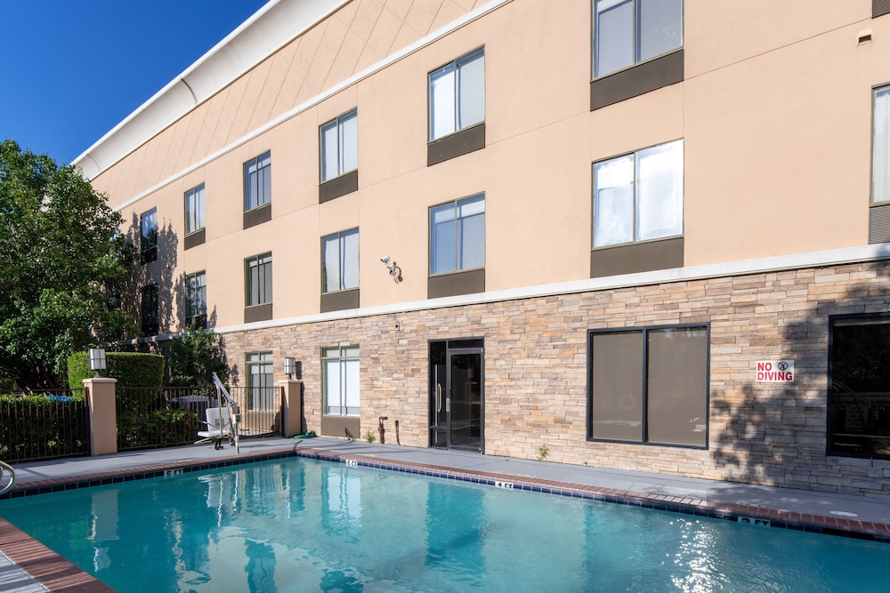 holiday inn express arlington by ihg