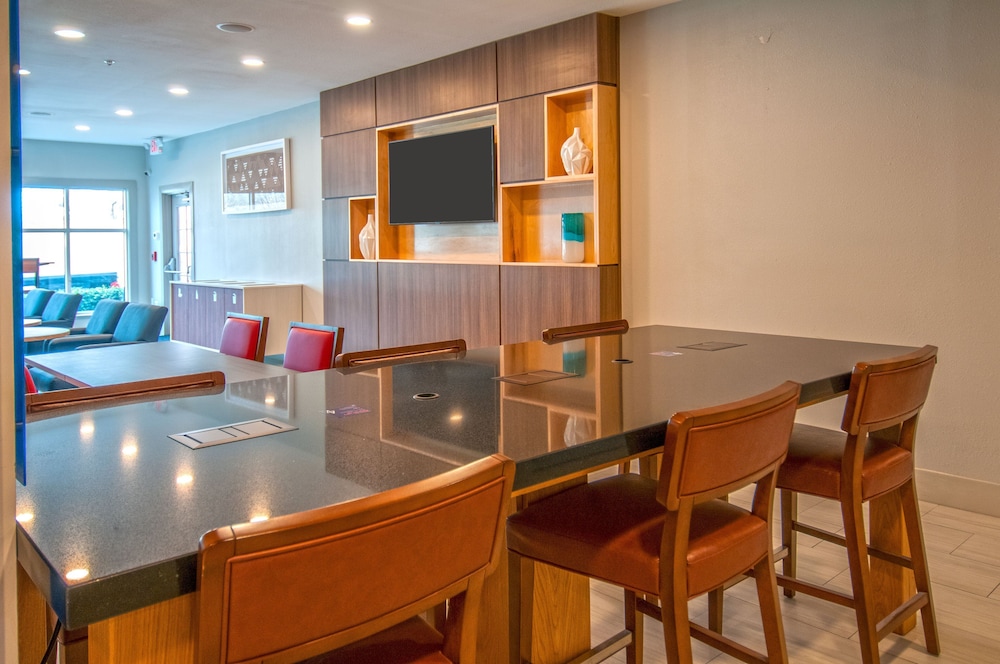 holiday inn express and suites dallas north tollway