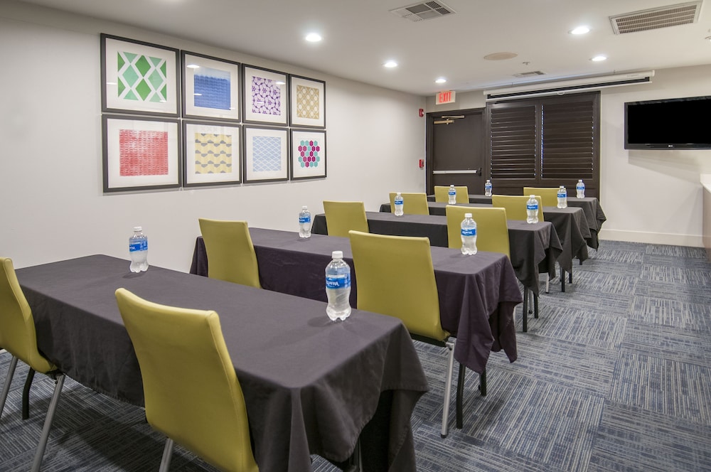 holiday inn express and suites dallas north tollway