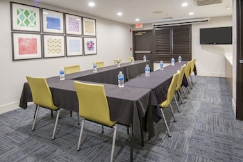 Holiday Inn Express And Suites Dallas-North Tollway,Plano>>Dallas,3 star