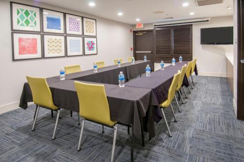 holiday inn express and suites dallas north tollway