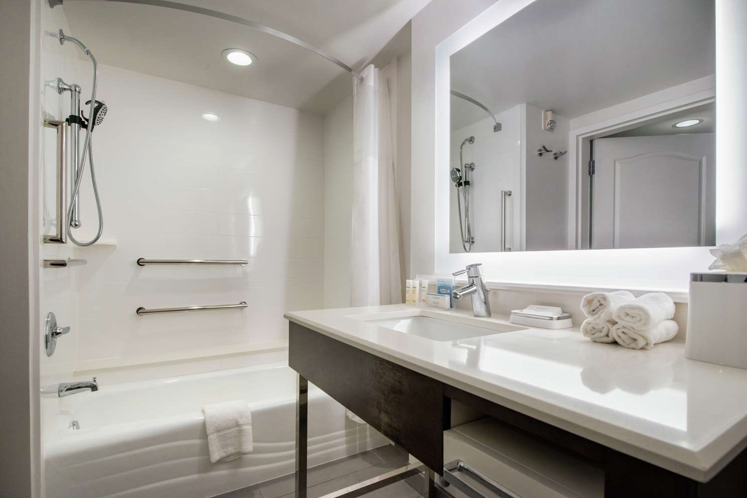 hampton inn and suites legacy park frisco