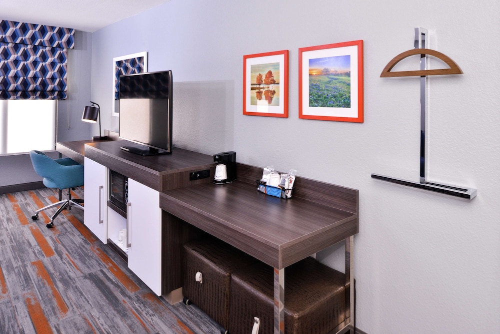 hampton inn and suites legacy park frisco