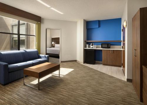 holiday inn express hotel and suites dfw north