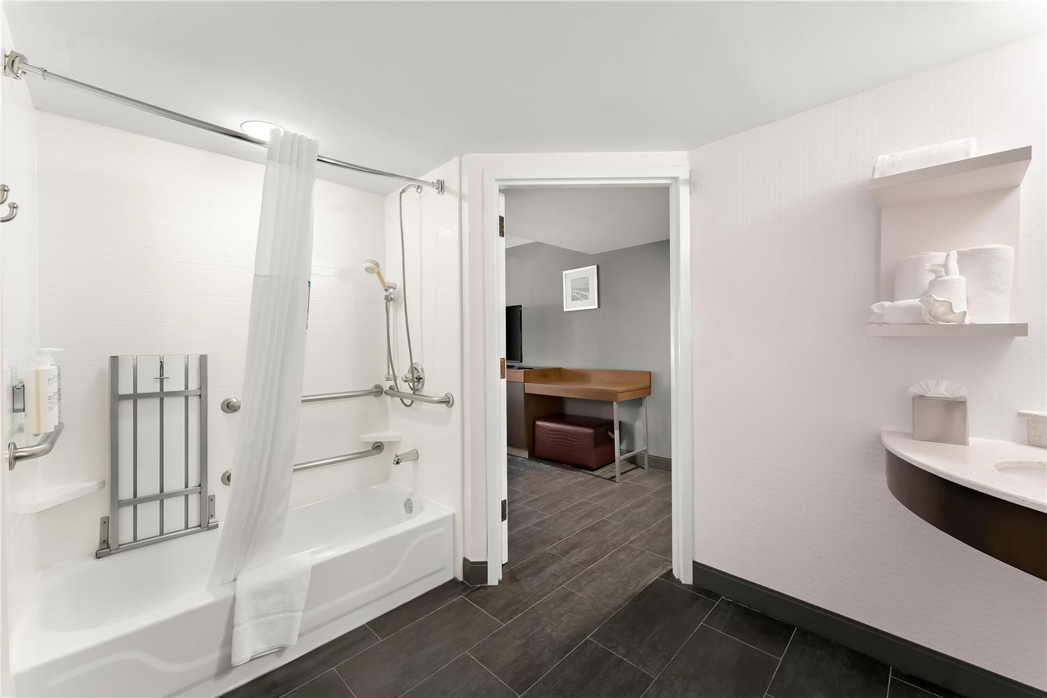 hampton inn and suites newtown