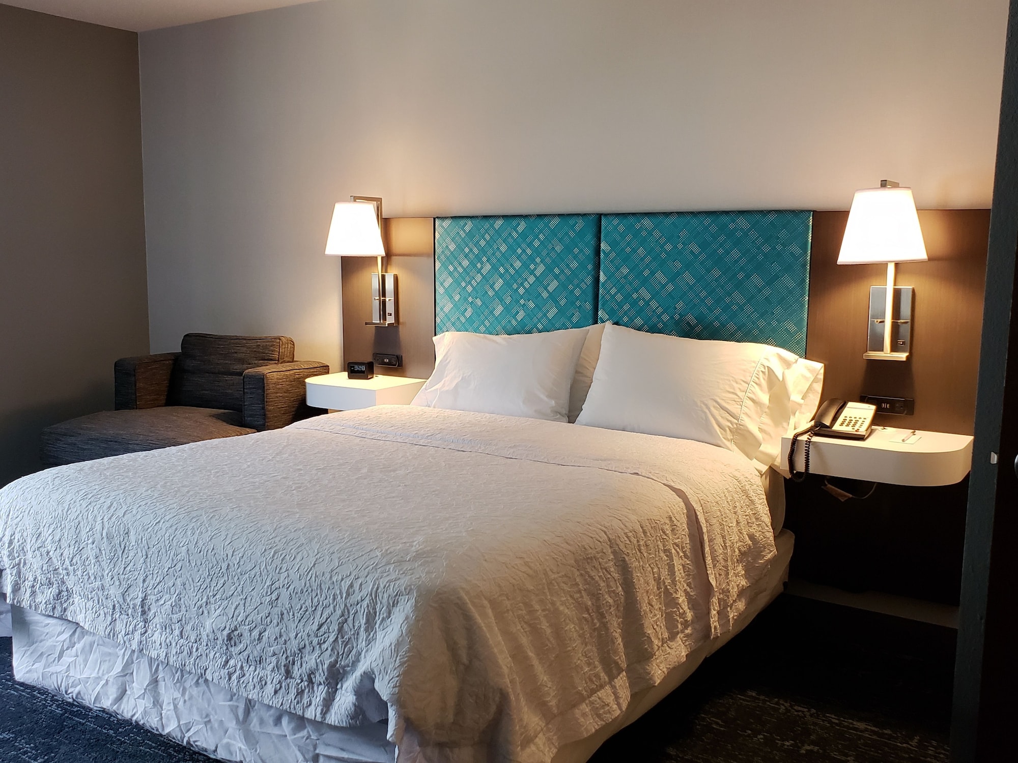 hampton inn and suites newtown