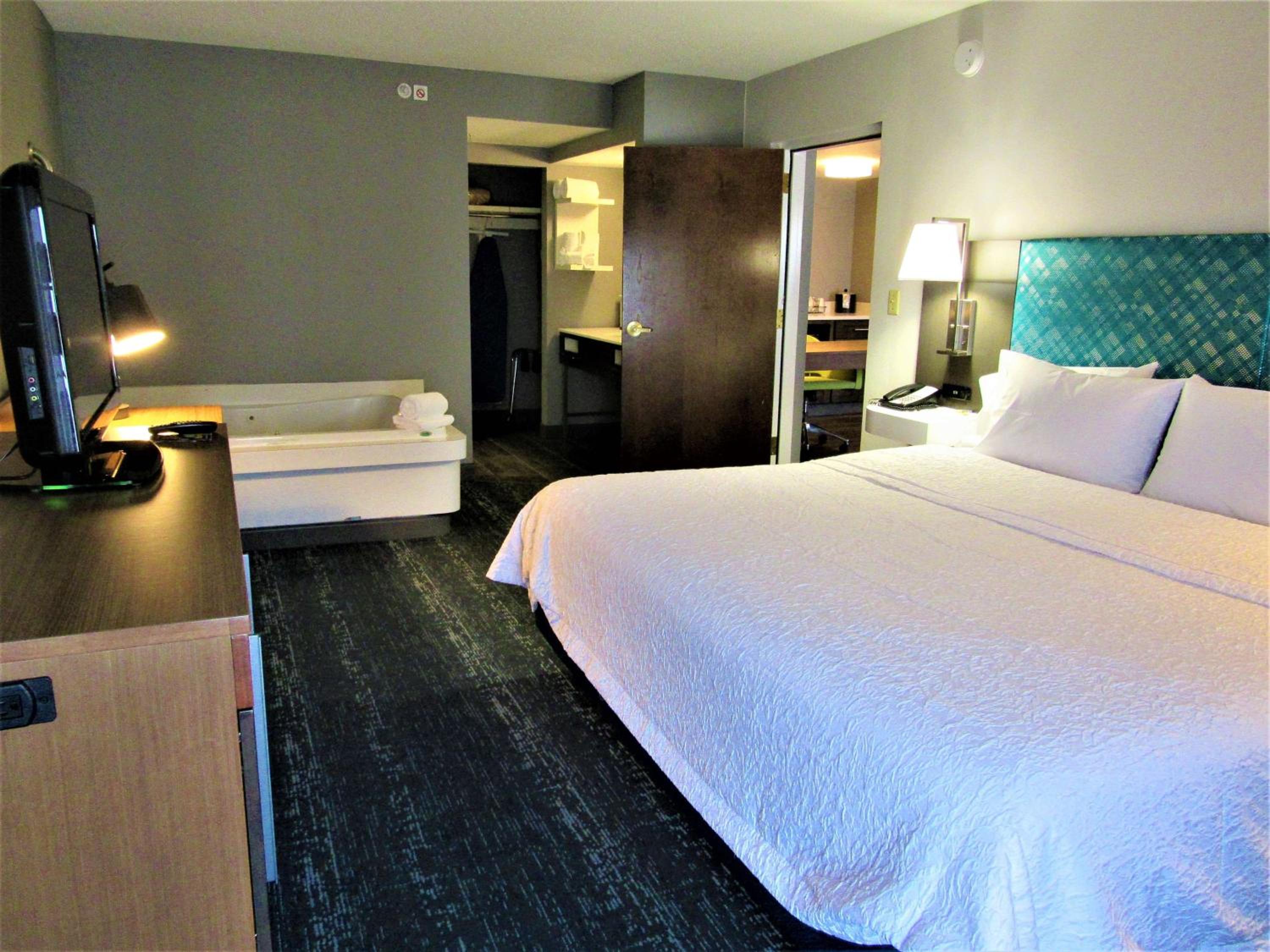 hampton inn and suites newtown