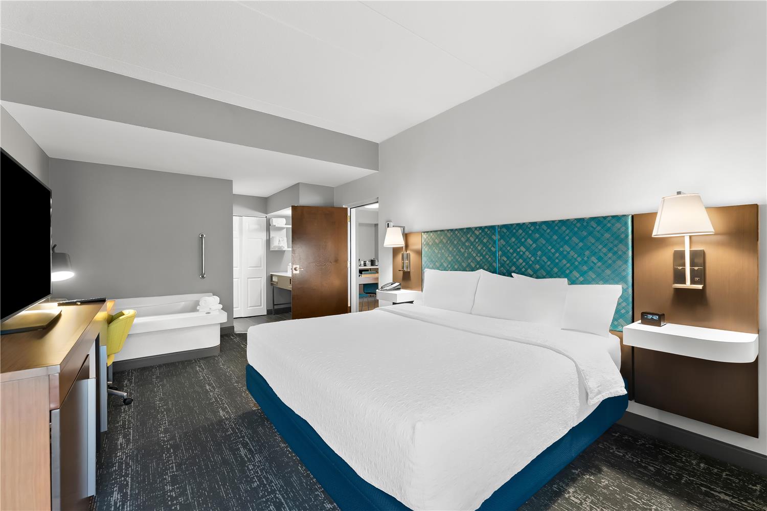 hampton inn and suites newtown