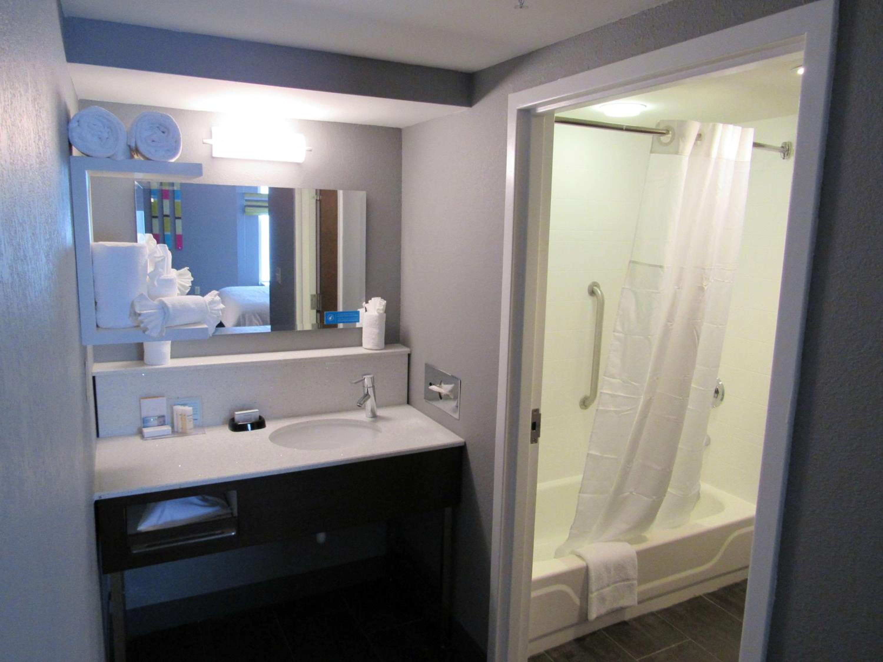 hampton inn and suites newtown