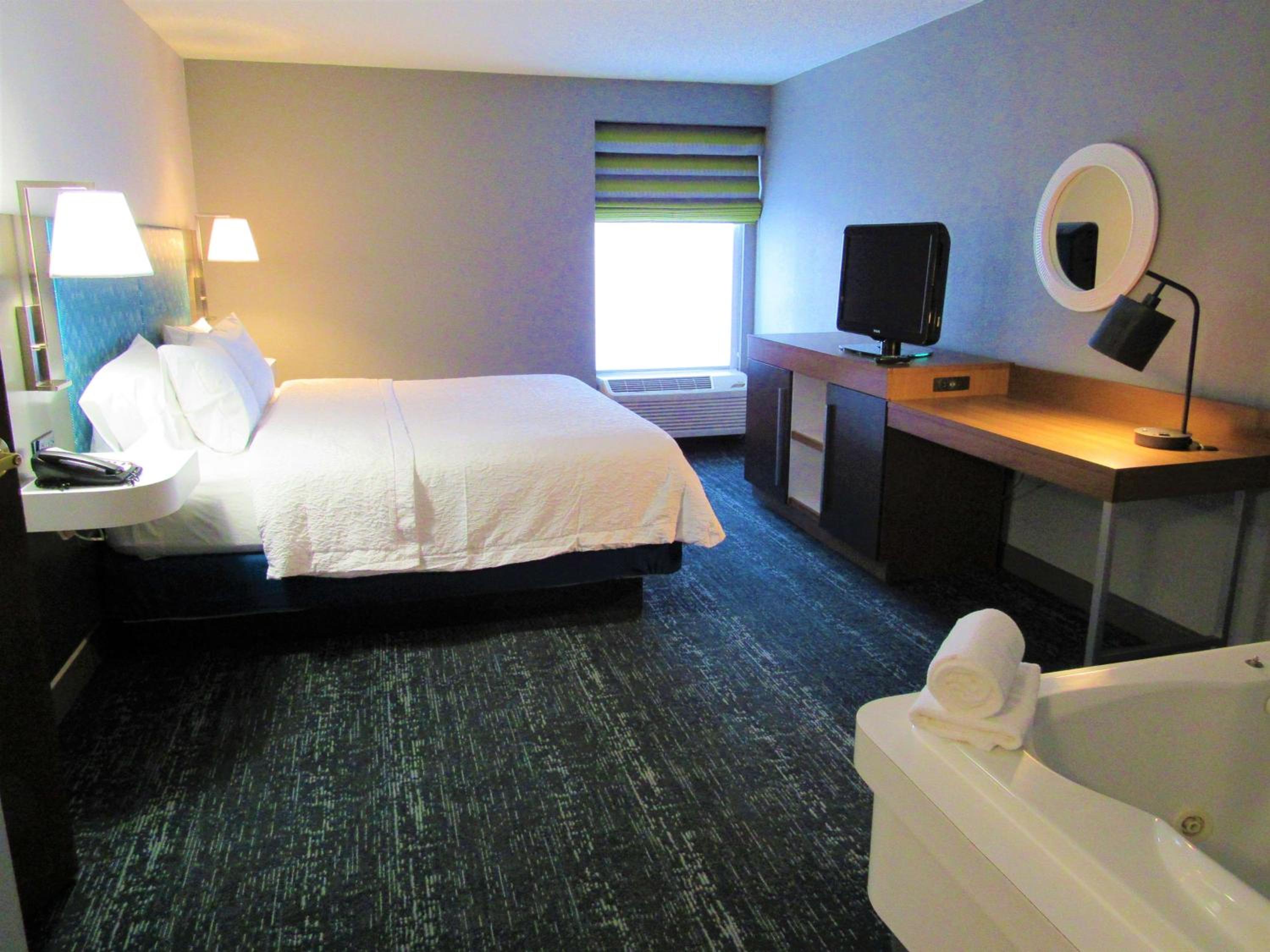 hampton inn and suites newtown